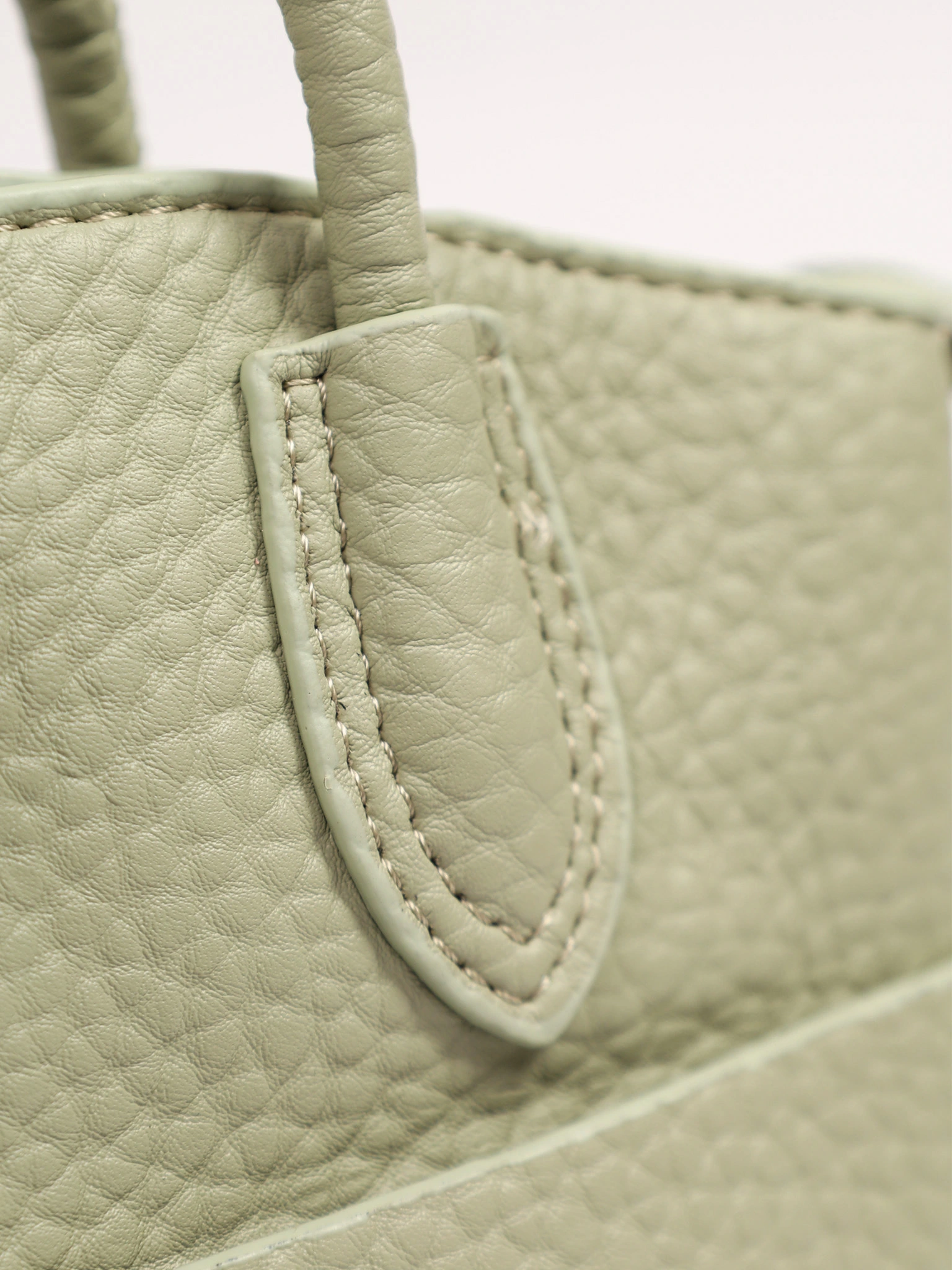 Сумка-тоут с округлыми ручками и декоративным платком в ассортименте